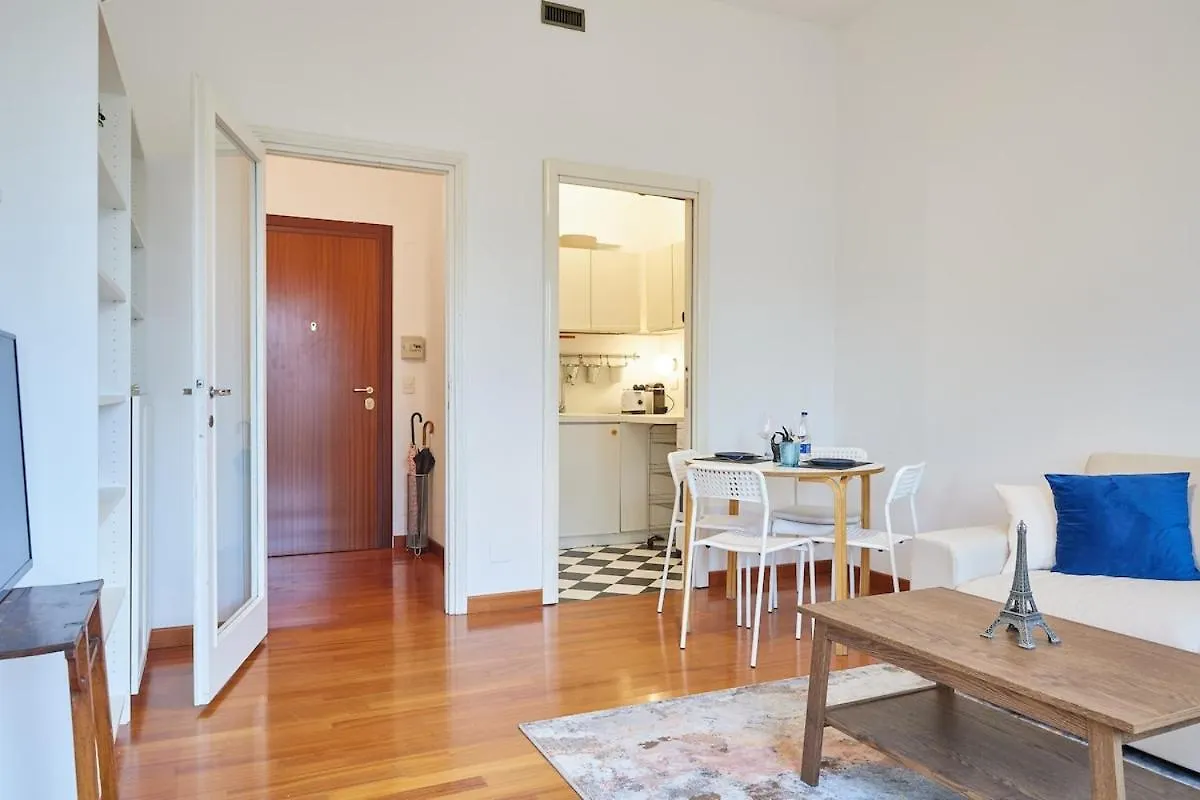 Corso Garibaldi Shopping Center, Art E Shopping Apartment Milan